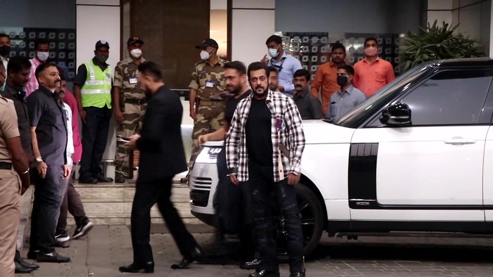 Salman Khan Flies To Jaipur For Praful Patelâs Sonâs Marriage