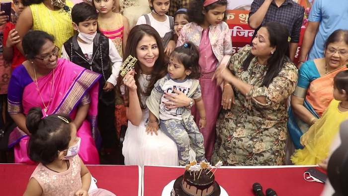 Urmila Matondkar Celebrate Her Birthday With Old Age People  With Orphans