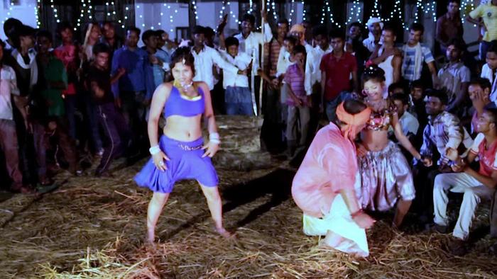 Sola Saal Ki Ladki Sexy Video - Solah Saal Ki Baali Umaria Video Song from Jeans Wali Bhauji | Kalpana |  Bhojpuri Video Songs | Video Song : Hungama