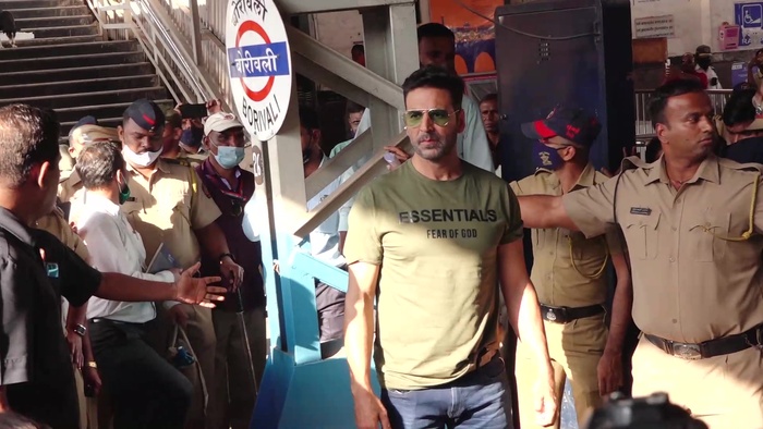 Akshay KumarKriti SanonJacqueline FernandezArshad Warsi Leaving From Borivali Station
