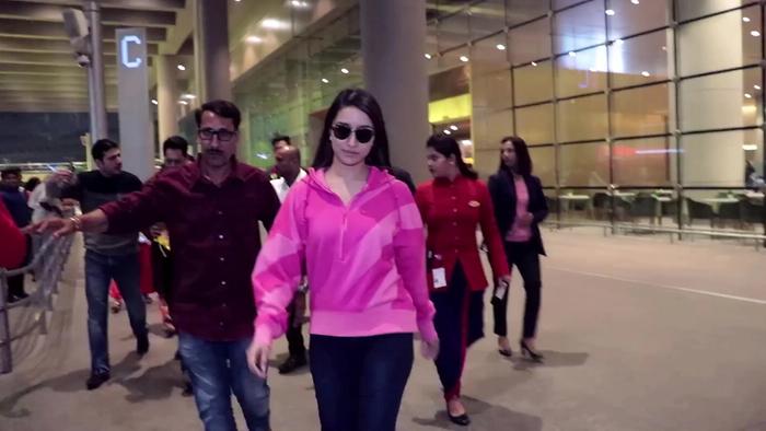 Varun Dhawan  Shraddha Kapoor Spotted At Airport